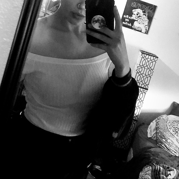 Off shoulder crop top - Picture 3 of 5